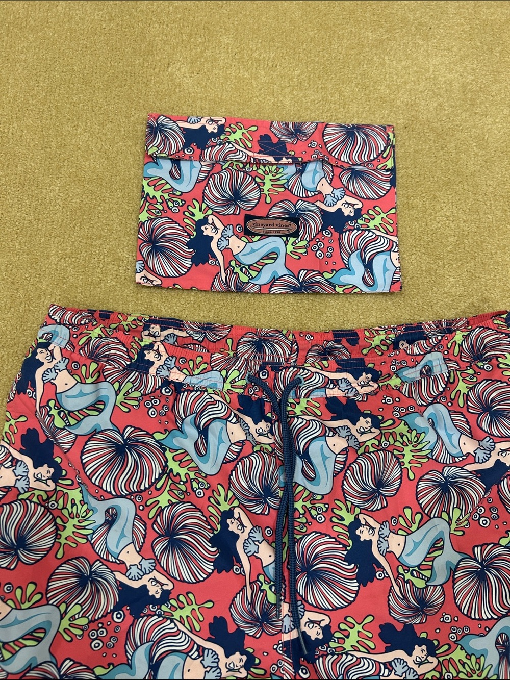 New Vineyard Vines Colorful Mermaid & Shell Print Swim Trunks and Pouch - Picture 6 of 15
